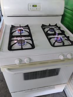 Estufa todo funciona los cuatro quemadores y el horno $150