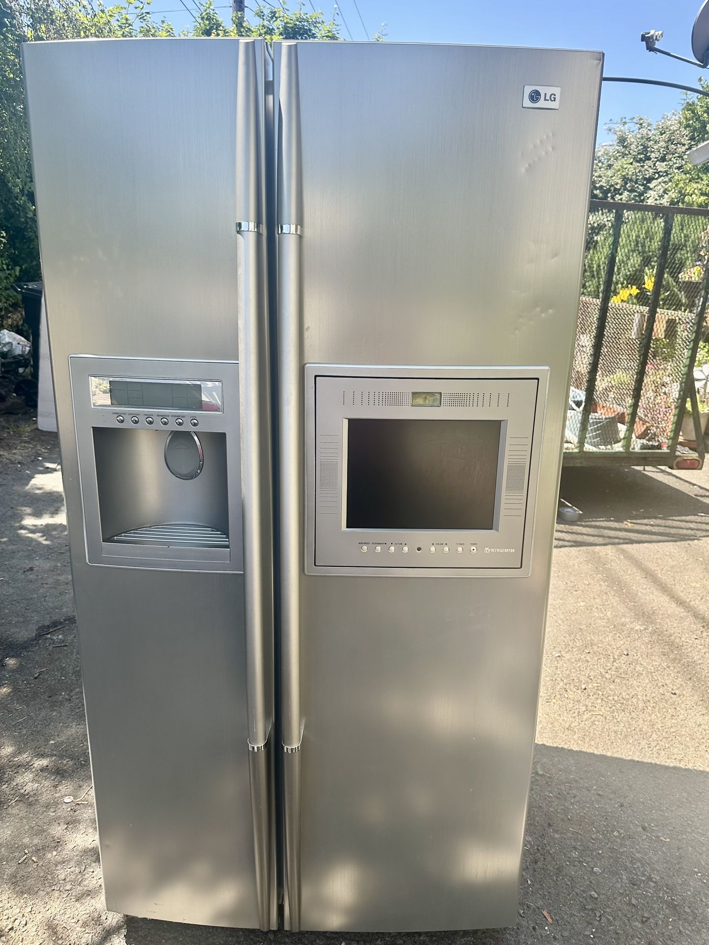 LG 25.2 Cu. Ft. Side by Side Refrigerator with 13.1 Inch LCD TV & FM Stereo: Titanium Excellent Condition.