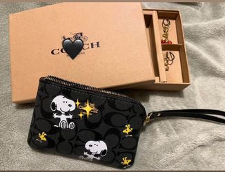 Black snoppy wristlet new