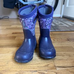 Bogs kids snow boots size 9 and 13 (basically new)