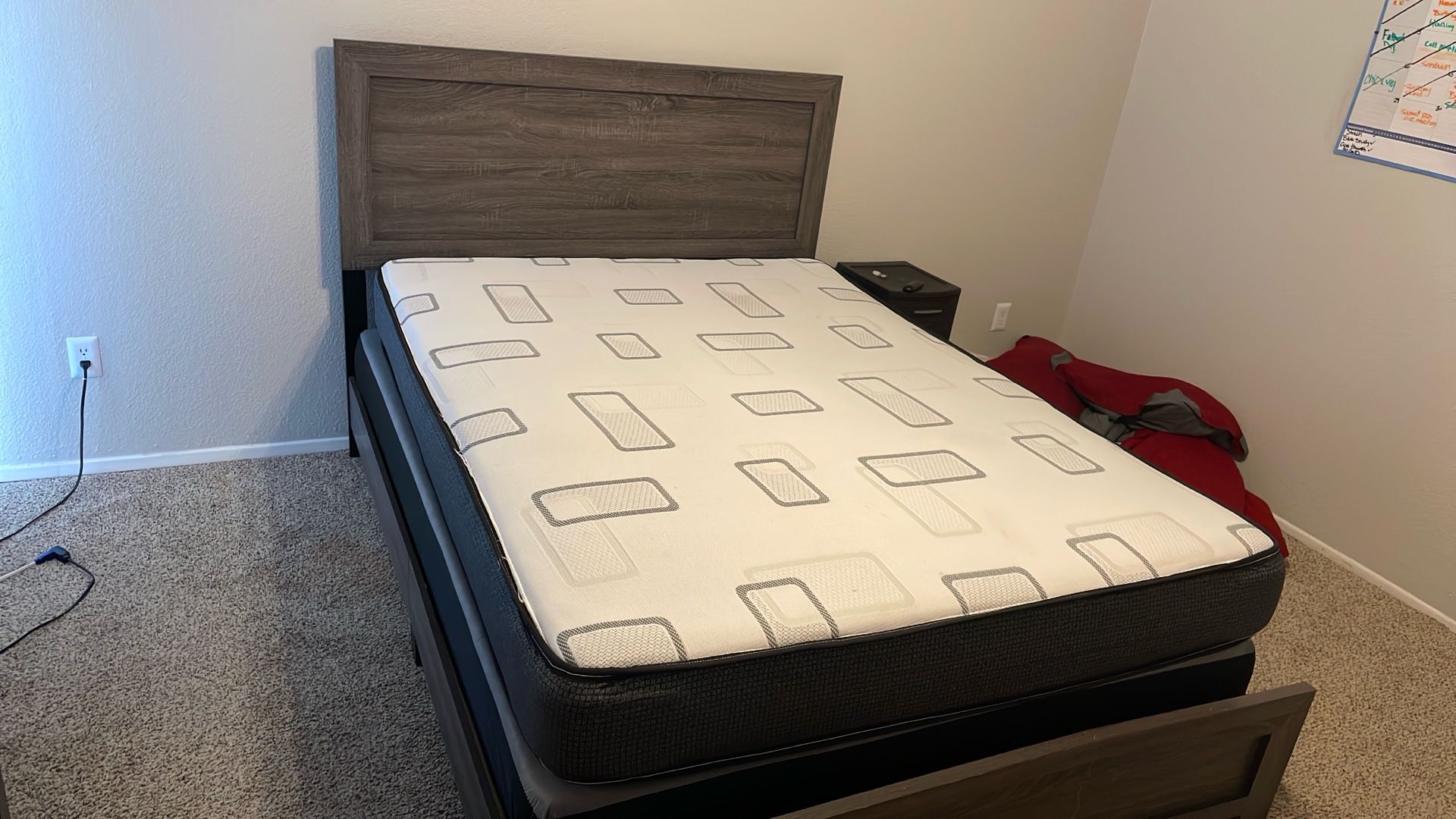 Titanic Gray Queen Size Bed With Dresser And Mirror 