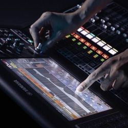 Audio consultant selling equipment / consultante de Audio selling audio equipment