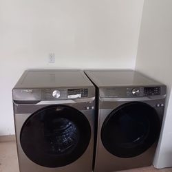 SAMSUNG 

4.5 cu. ft. Large Capacity Smart Front Load Washer And Dryer with Super Speed Wash in Platinum

