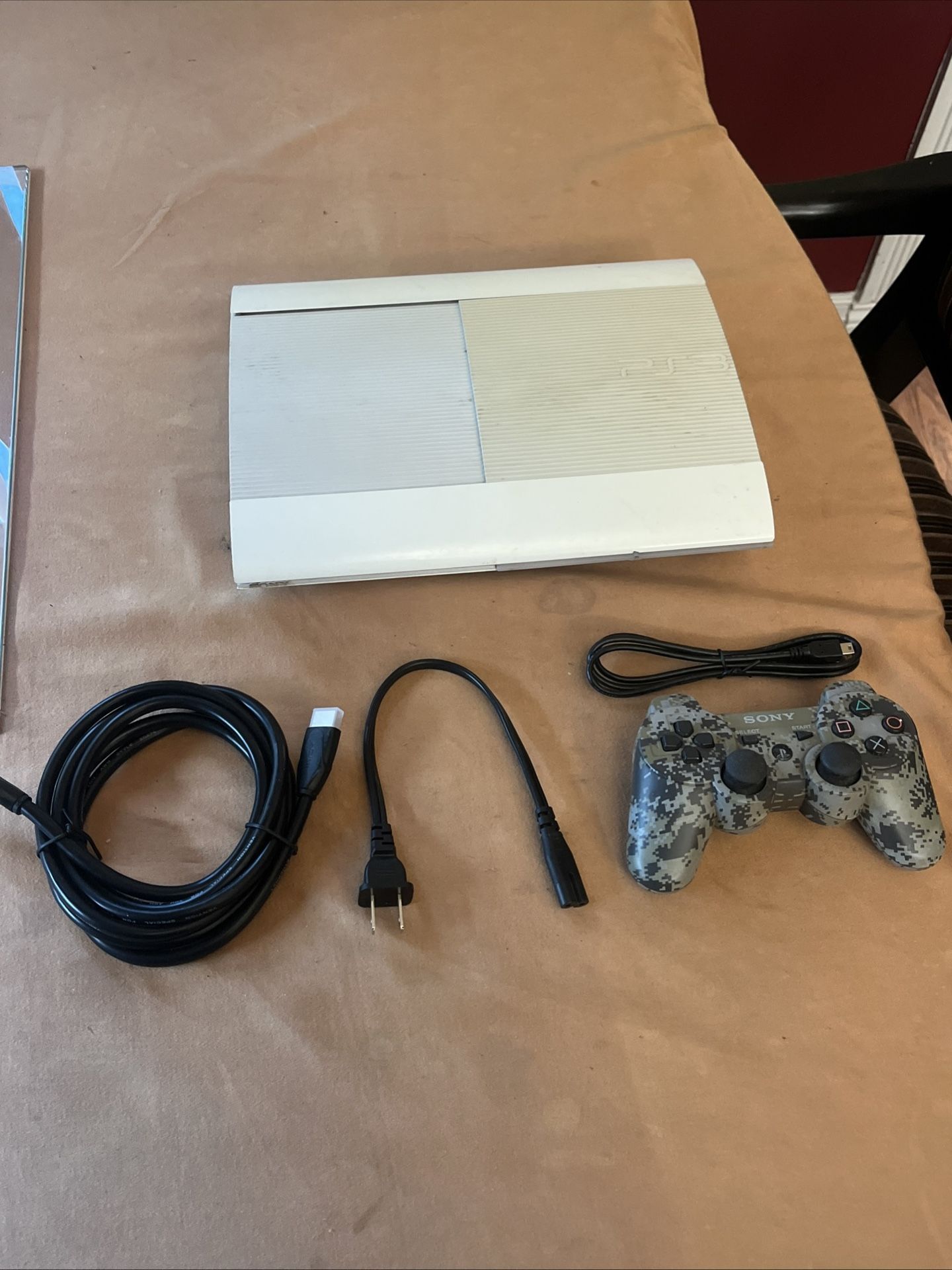 Sony PS3 Super Slim 500GB White CECH-4001C Console w/ Cords & Camo Controller