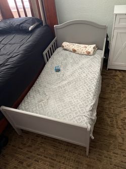 Toddler bed frame & mattress