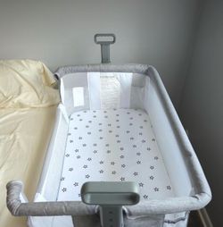 Milliard Baby Bedside Bassinet Sleeper – Excellent Condition