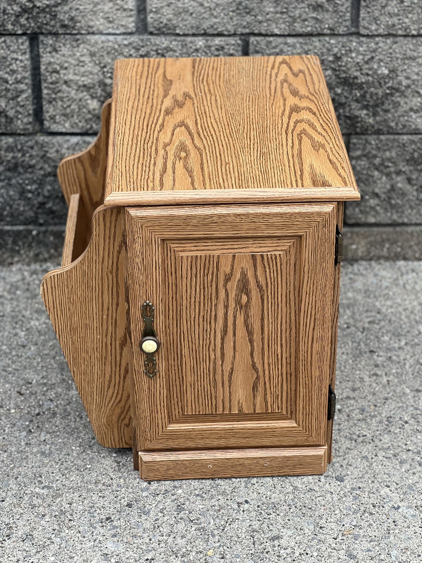 single end table w/magazine rack