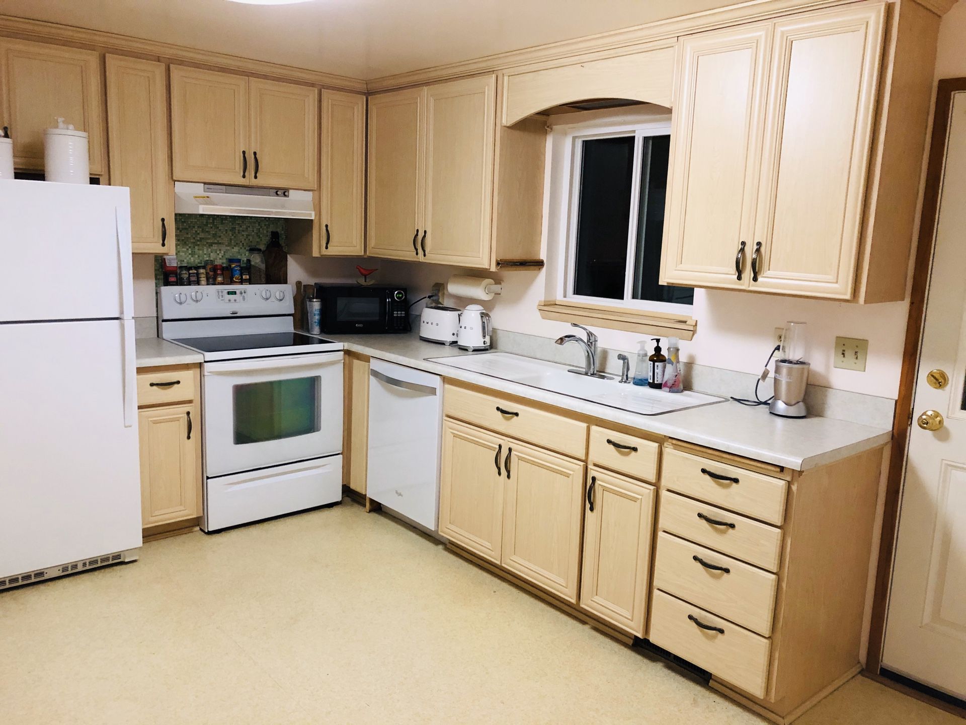 Kitchen cabinets,kitchen island