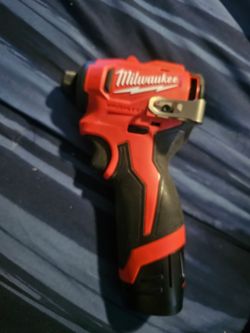 MILWAUKEE SUBCOMPACT BRUSHLESS IMPACT DRIVER WITH BATTERY