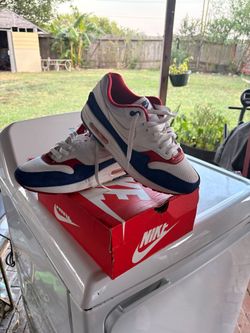Te nis shoes