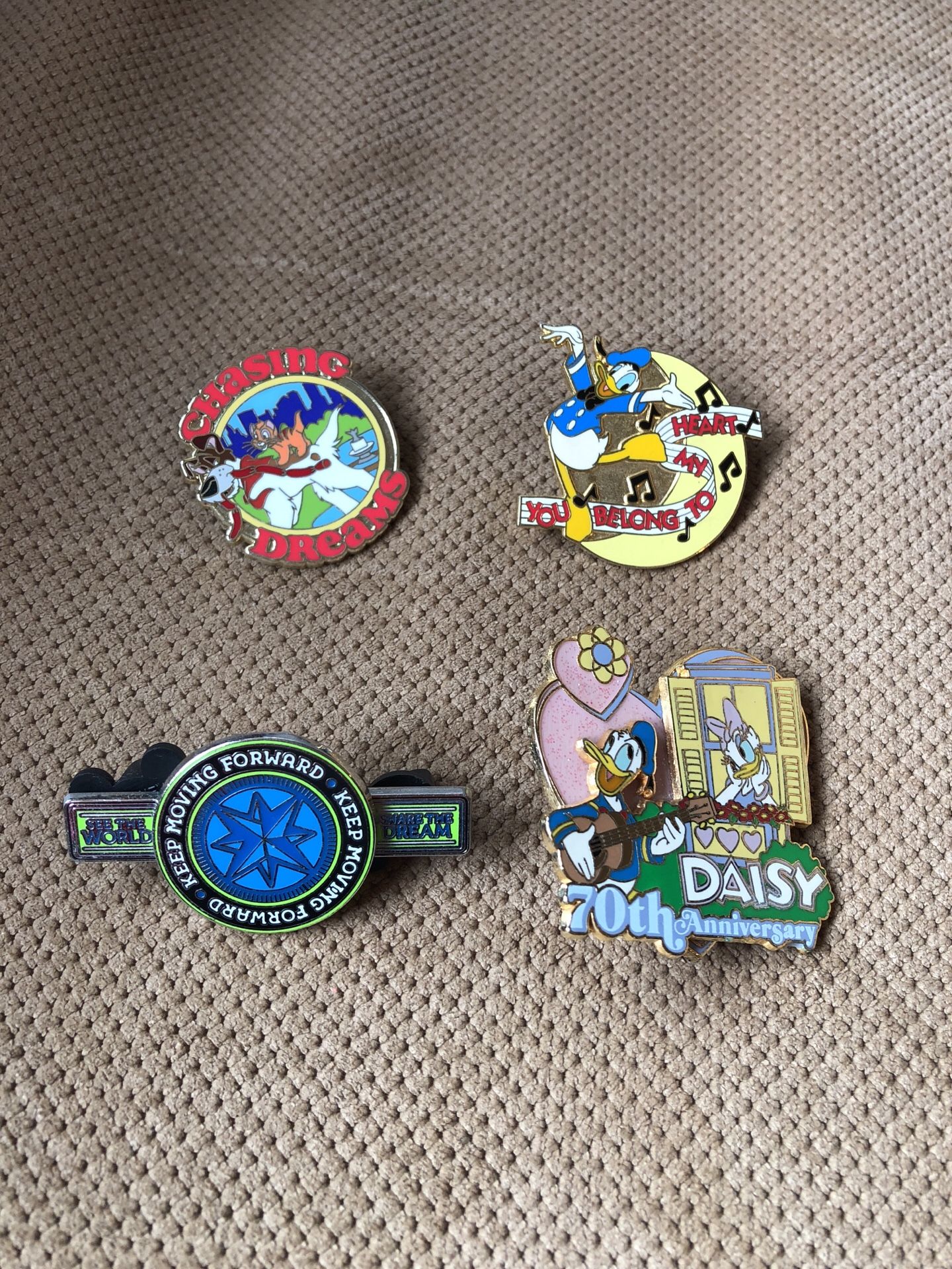 Disney pins-lot of 4 (Donald, Daisy)