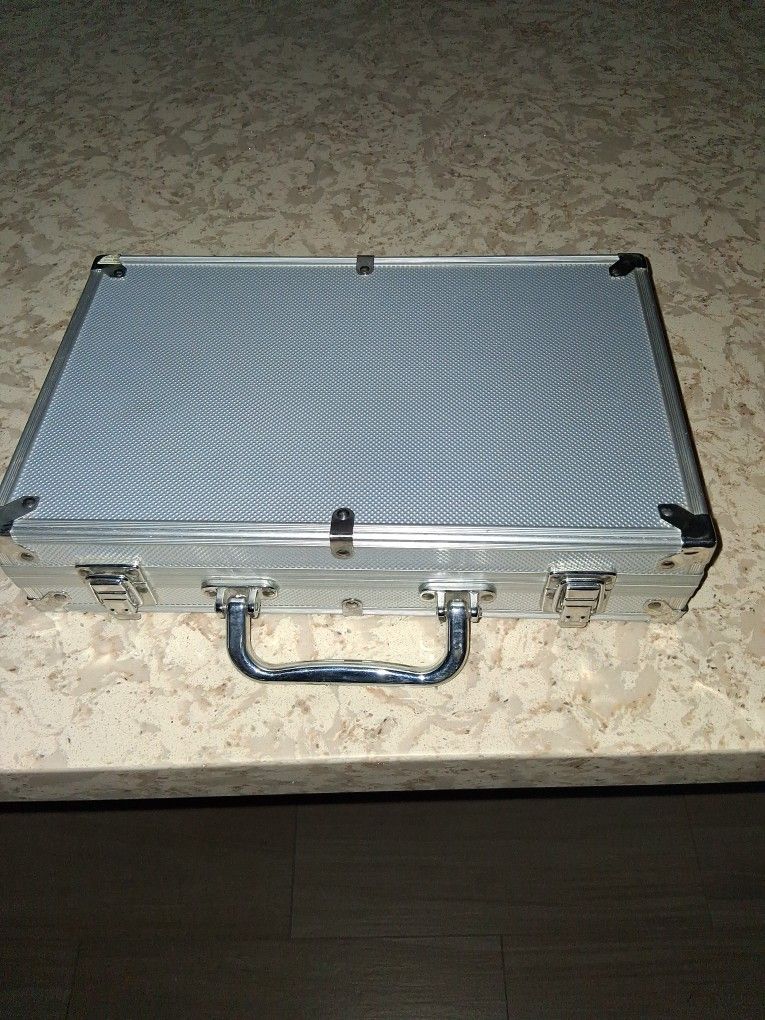 Pork chips with aluminum case