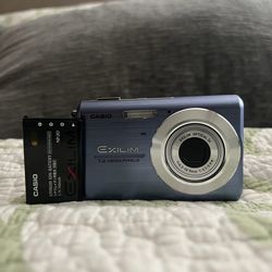 Casio Exilim EX-Z75 7.2MP Digital Camera - Blue
