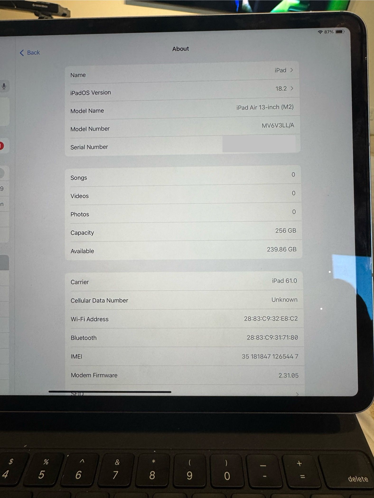 iPad Air Like New. Comes With Apple Keyboard