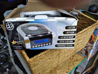 New In Box Deluxe AM FM CD Clock Radio !