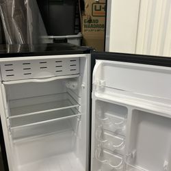 Magic Chef - Mini Fridge 