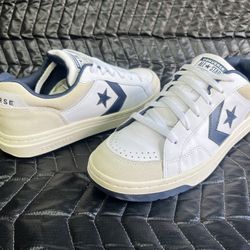 Converse low size 9 men’s white with navy blue