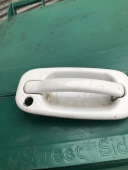 99/06 Chevy right side door handle