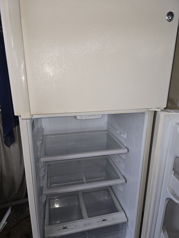 General Electric Fridge Apt Size 28 By 67 High