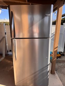 Frigidaire Gallery Stainless Steel Top-Freezer Refrigerator