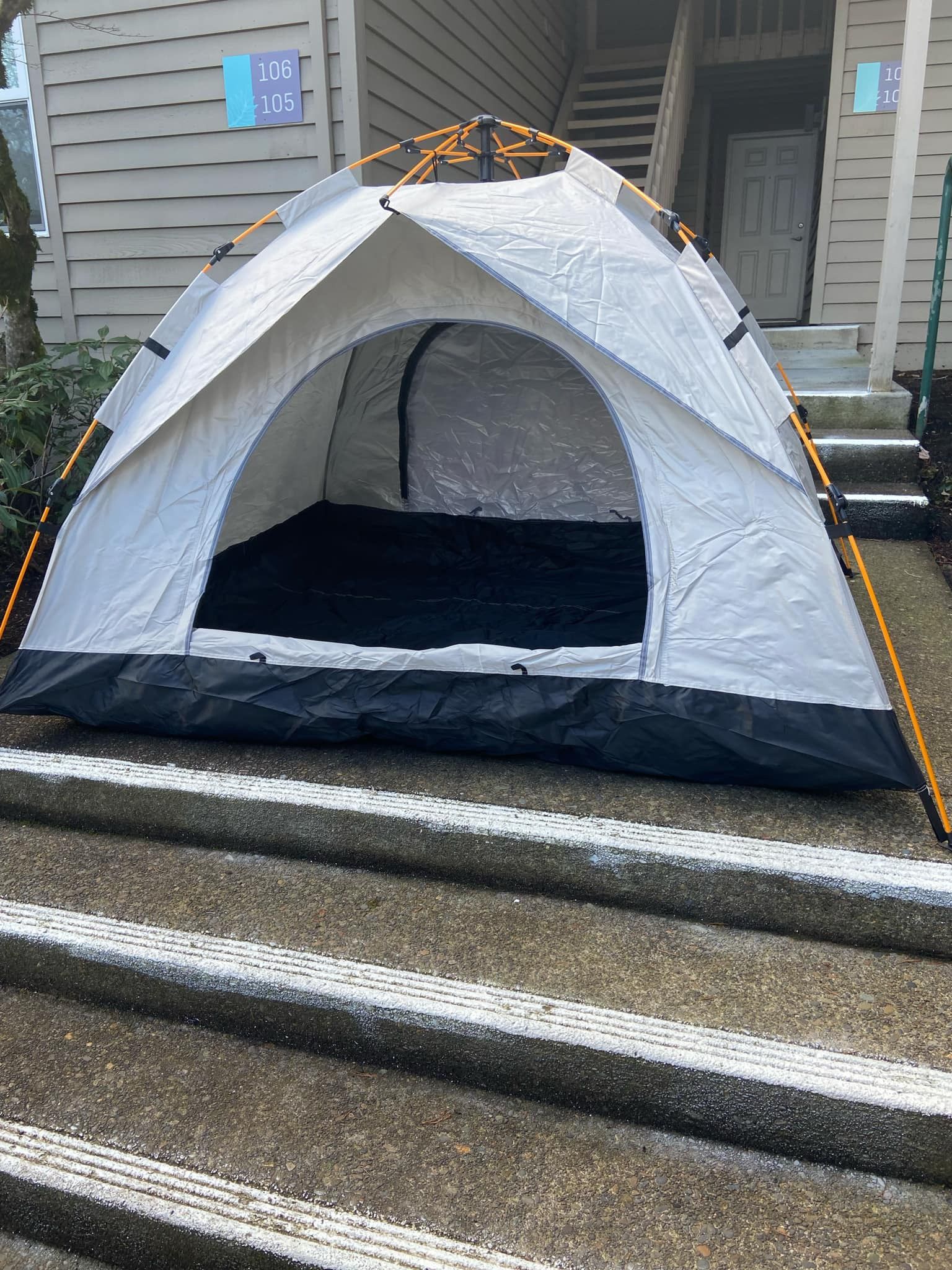 Pop up tent for 3-4 people. Waterproof and Windproof!
