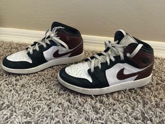 Nike Air Jordan 1 Mid SE Basketball Sneaker - Boys Size 6