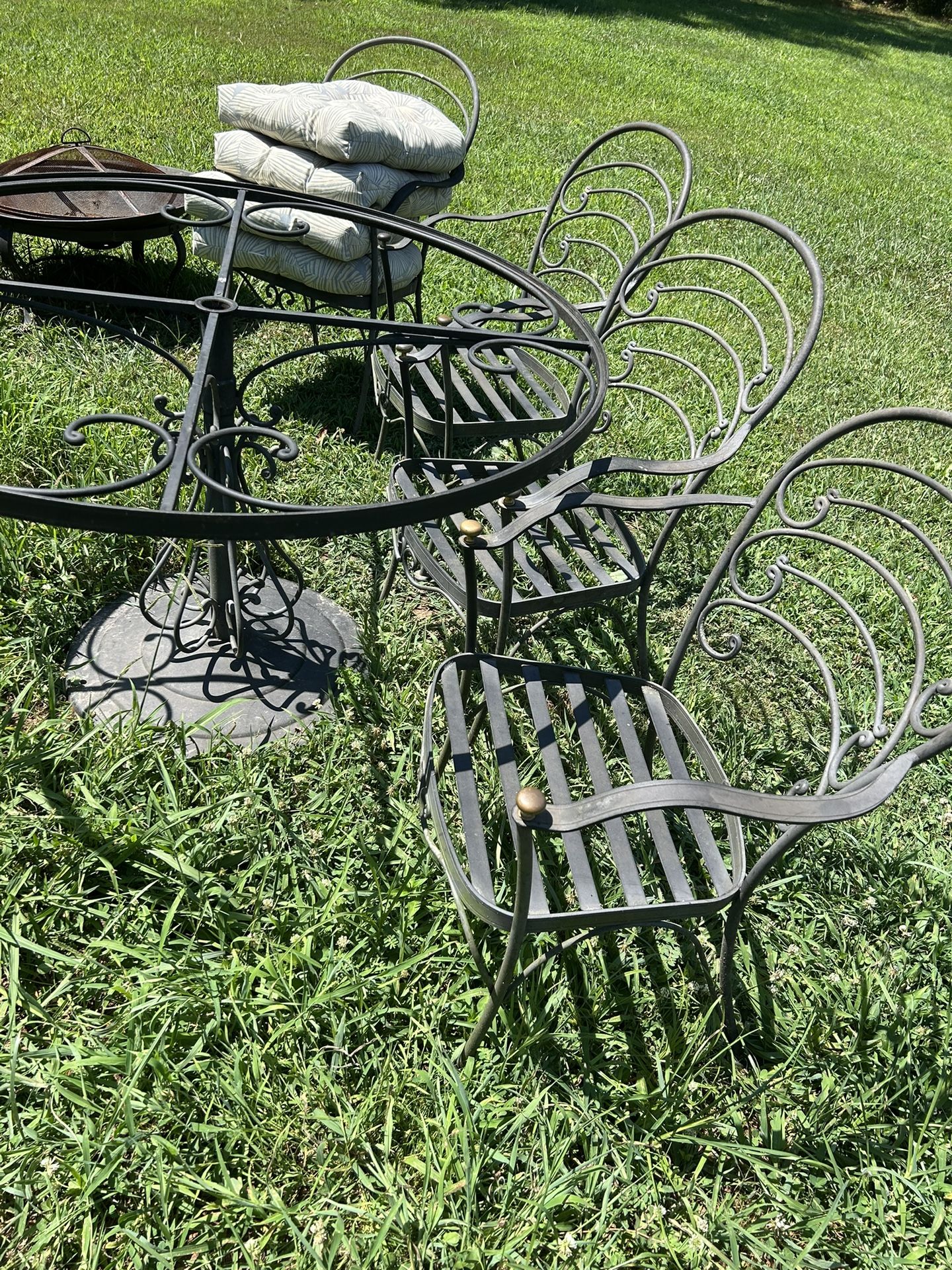 Wrought Iron Patio Table and Chairs / Read Below ⬇️