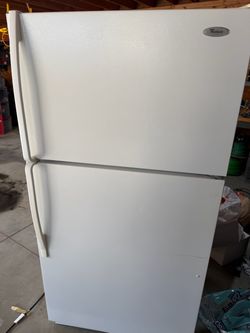 Whirlpool Top-Freezer Refrigerator White