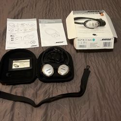 Headphones, Bose, quiet comfort, three acoustic noise canceling headphones great for plane travel wired make them yours $10