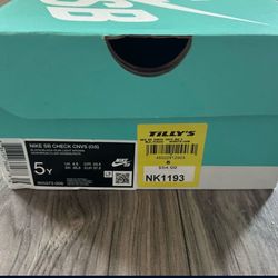 Boys Nike shoes size 5Y