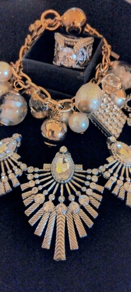 Stunning Vintage Jewelery