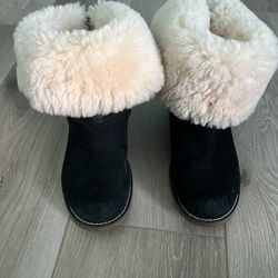 Size 4 Ugg boots 