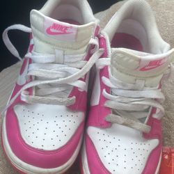 Dunks Low Size 5.5 Like New Make Offer