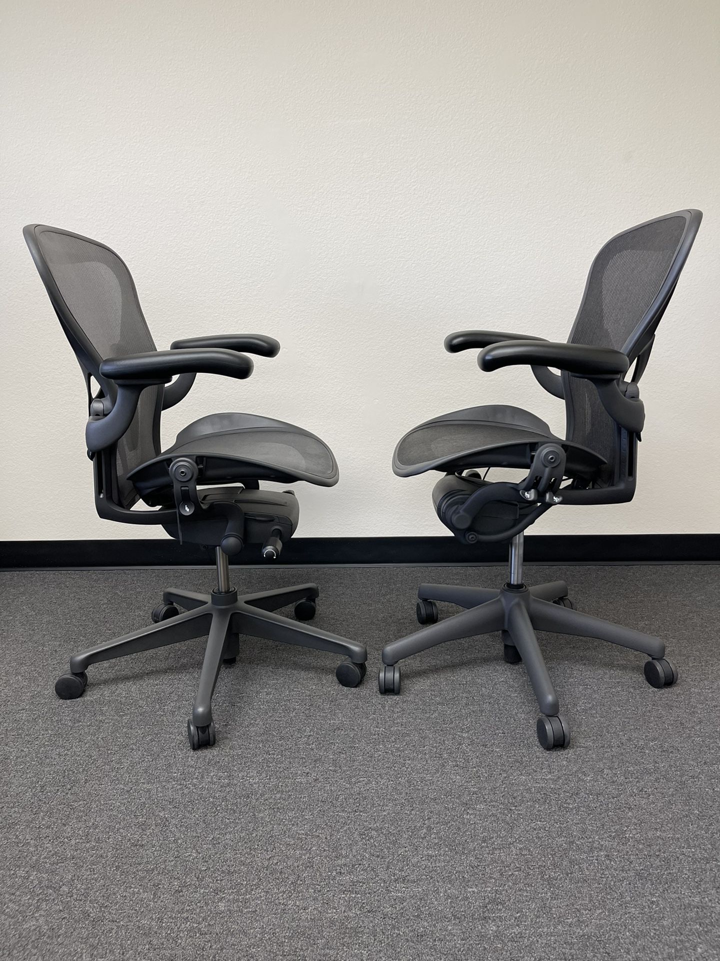 Flawless Fully Loaded Herman Miller Aerons Size B With Posturefit for