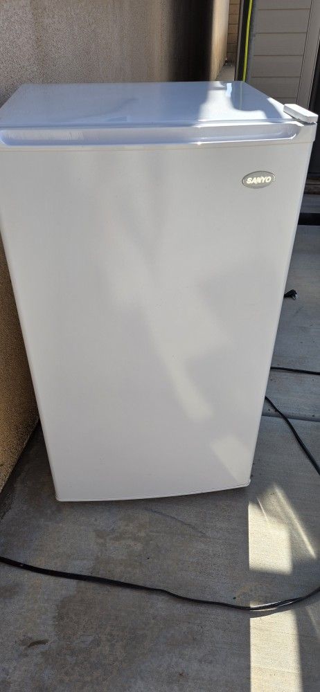 Sanyo Mini Fridge