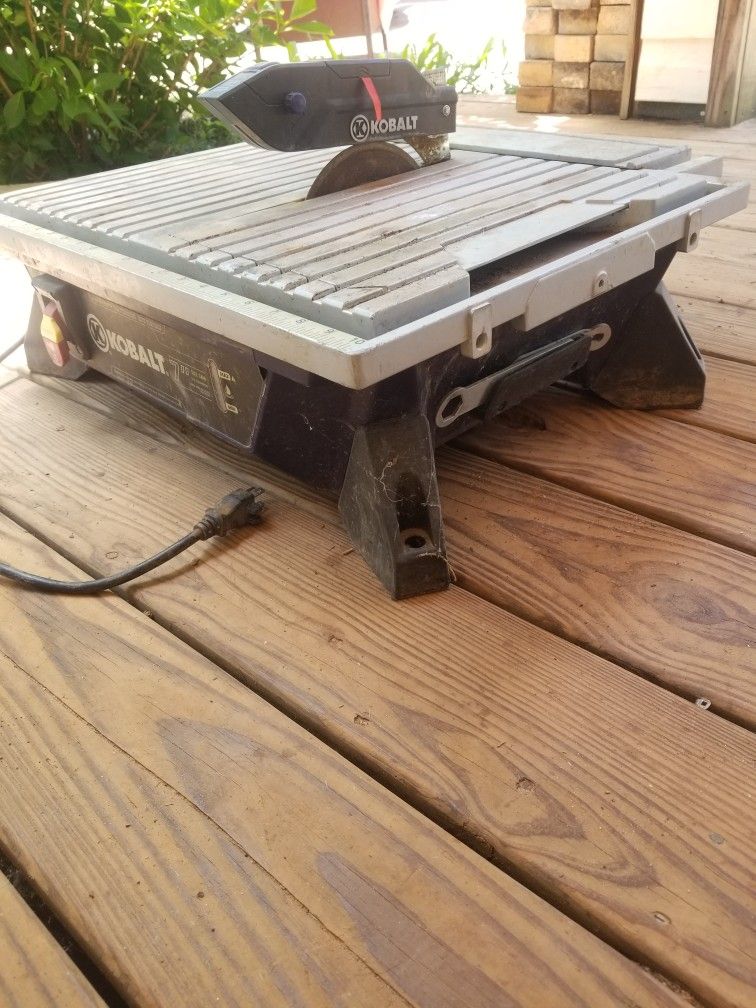 kobalt tile saw 7 inch. works good.