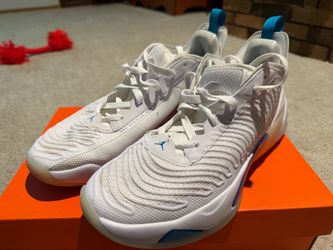 Basketball shoes
