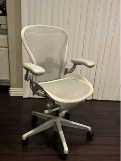 Herman Miller Aeron Remastered Size B (Medium) – Mineral Gray – Excellent Condition