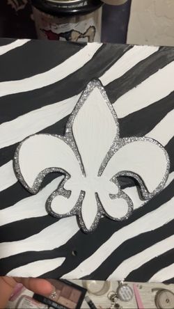 $8 NOT FOR FREE early 2000s y2k wooden fleur de lis zebra print plaque