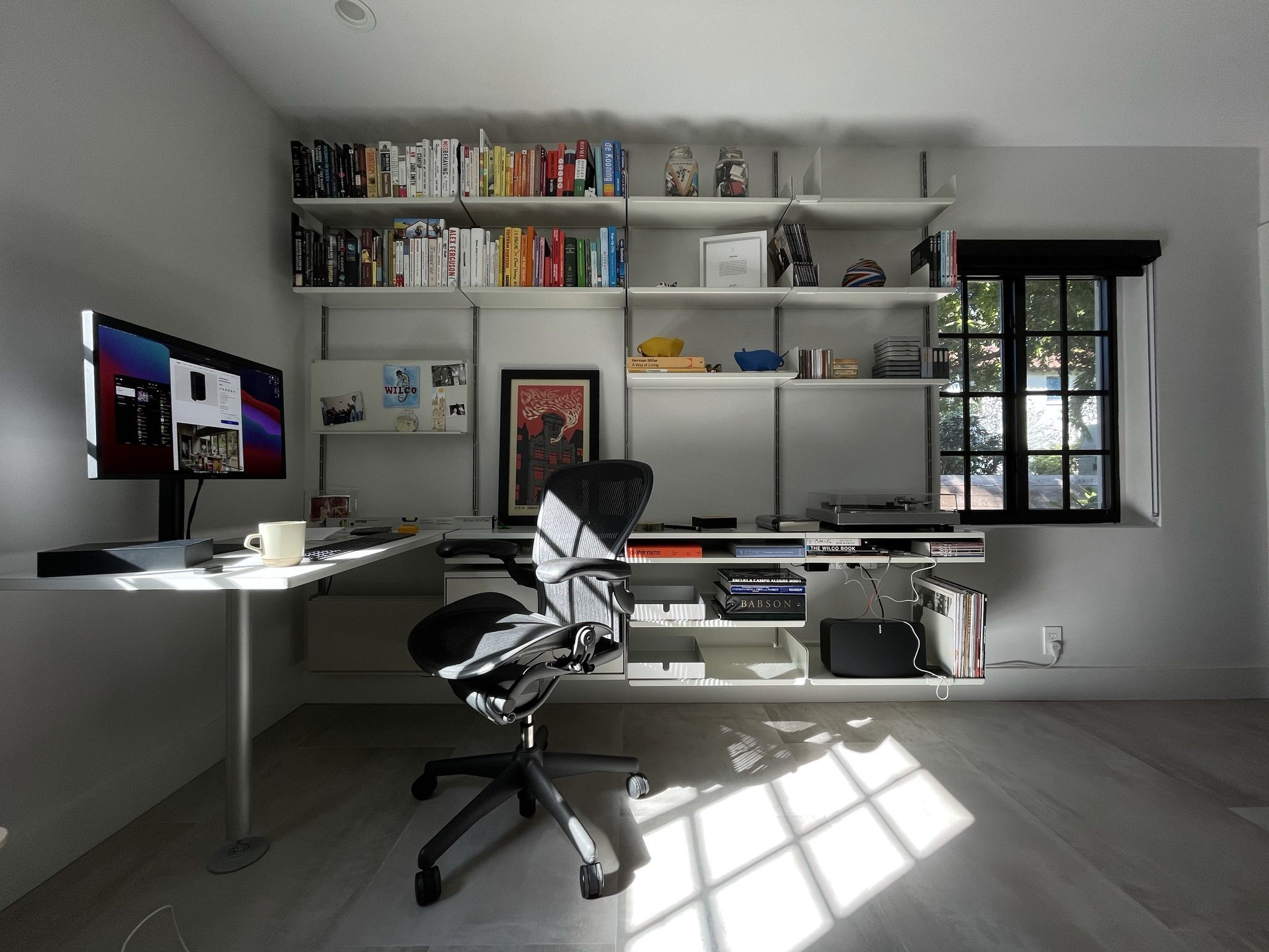 Vitsoe 606 Universal Shelving System
