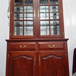 Amish Furniture Queen Anne lighted China Hutch Display Cabinet