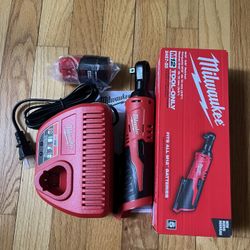 Milwaukee M12 12V Lithium-Ion 3/8 in. Ratchet With Cp2.0Ah battery & Charger