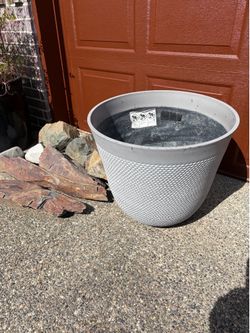 Extra large 19” light weight resin planter