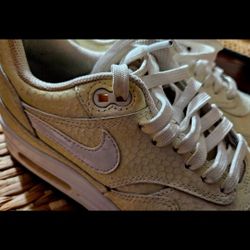 New, Nike, Women Shoes Sz 6.5 Firm.