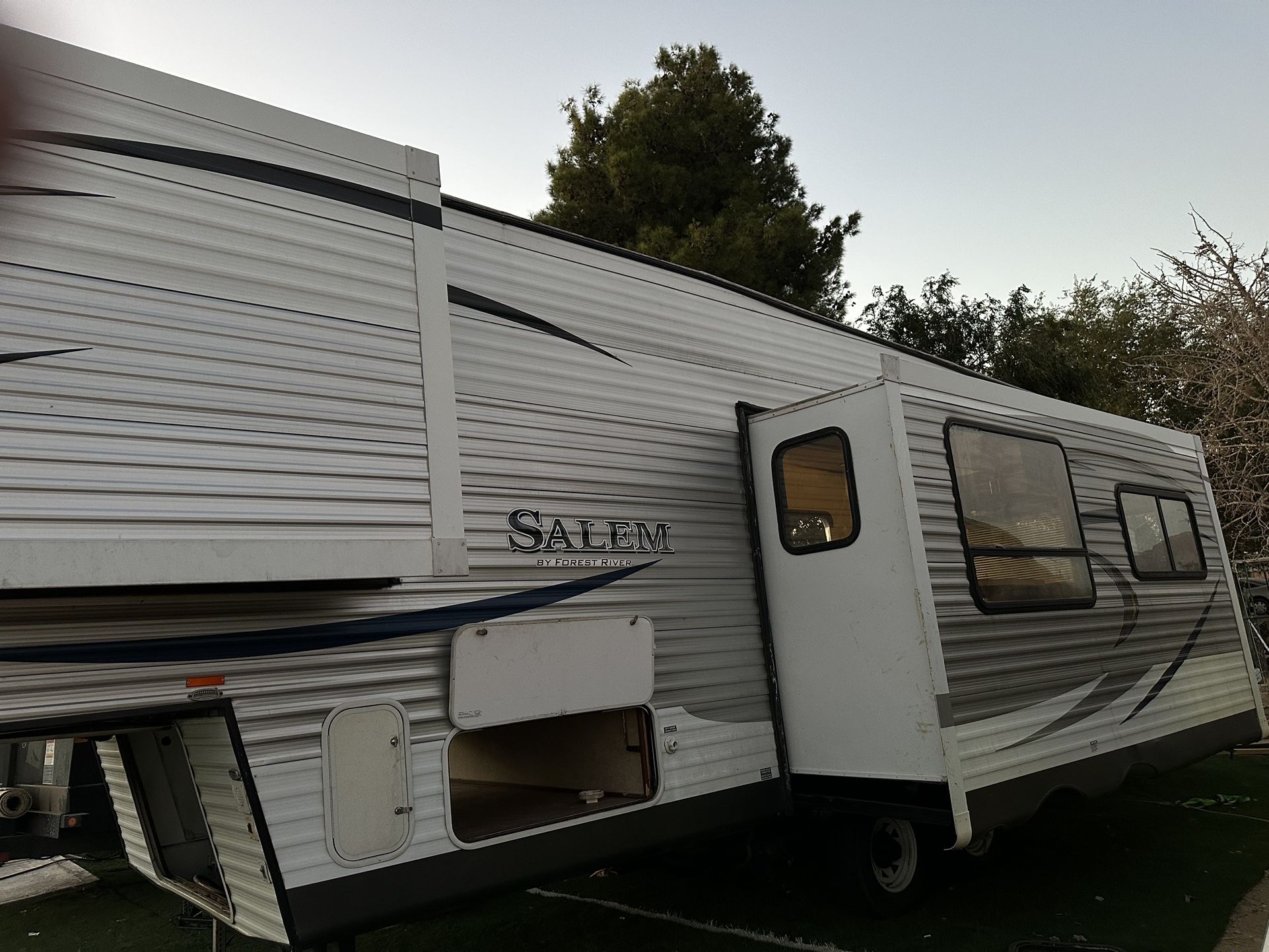2016 Salem Fifth Wheel Travel Trailer In Victorville Ca for Sale in