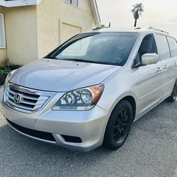 ***2010  Honda odyssey ***