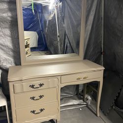 modern vanity/ desk with detachable mirror great condition