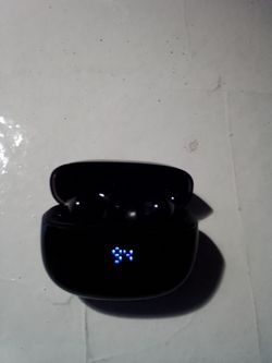 Selling Airstream elite earbuds with charging case
