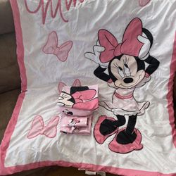 4 pc toddler bed/crib Minnie Mouse bedding