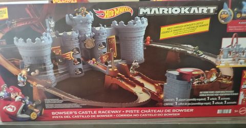 Hot Wheels Mario Kart Bowser's Castle Raceway Playset